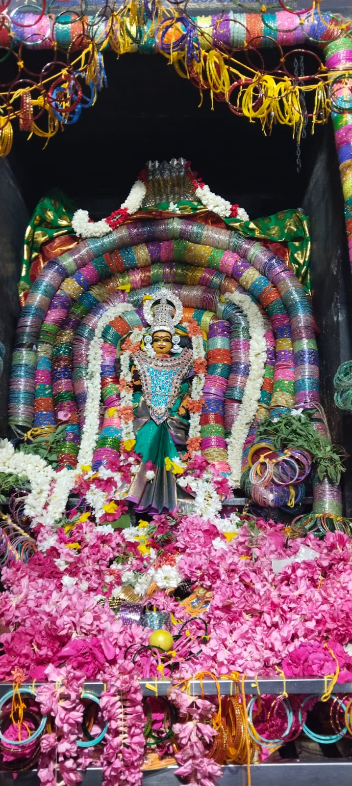5004 வளையல் அலங்காரத்தில் ஸ்ரீ ஜலதுர்க்கை அம்பிகை; ஆயிரக்கணக்கான பக்தர்கள் தரிசனம்!!