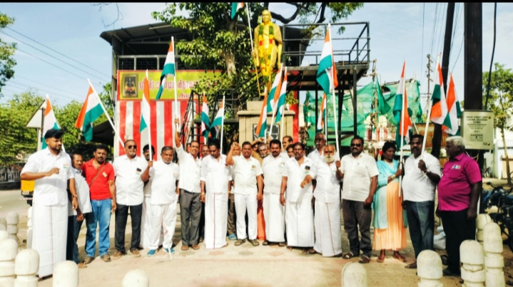 காந்தி சிலைக்கு மாலை அணிவித்து மரியாதை – சுதந்திர தினத்தை இனிப்புகள் வழங்கி கொண்டாடிய தூத்துக்குடி மாநகர் மாவட்ட காங்கிரஸ்!!
