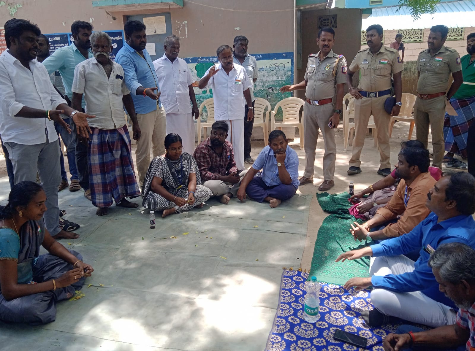 உப்பளங்களை பாதுகாக்க கோரி கிராம சபையை புறக்கணித்த முள்ளக்காடு மக்கள்!அதிகாரிகளுடன் வாக்குவாதம்; கூட்டத்தில் பரபரப்பு!!
