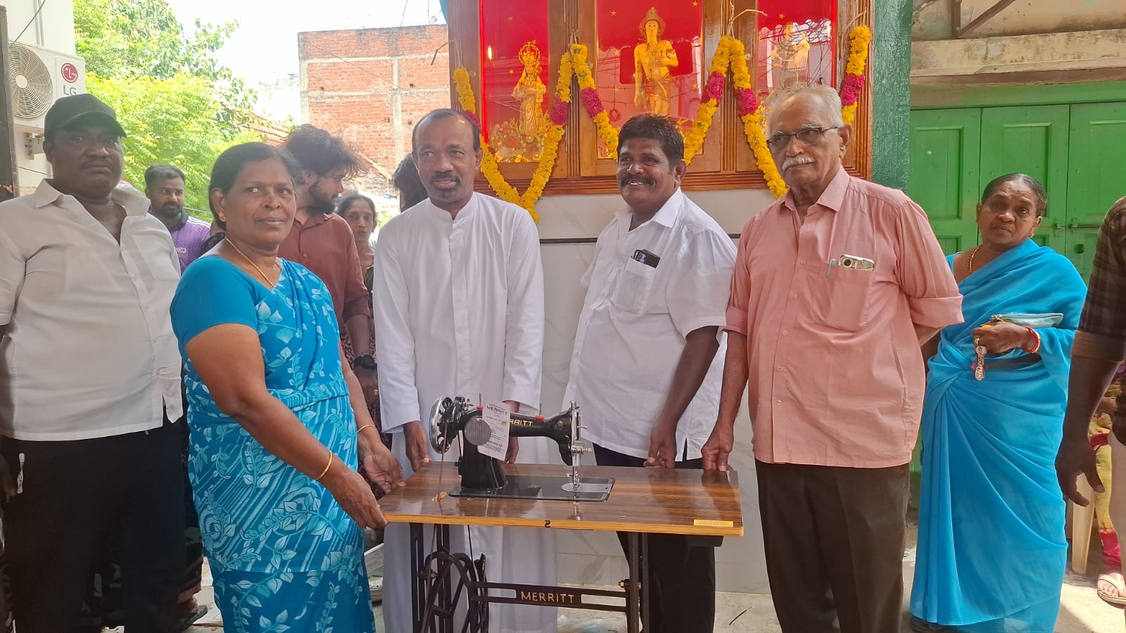 மரக்குடி தெருவில் நலத்திட்ட உதவிகள் வழங்கல்!!