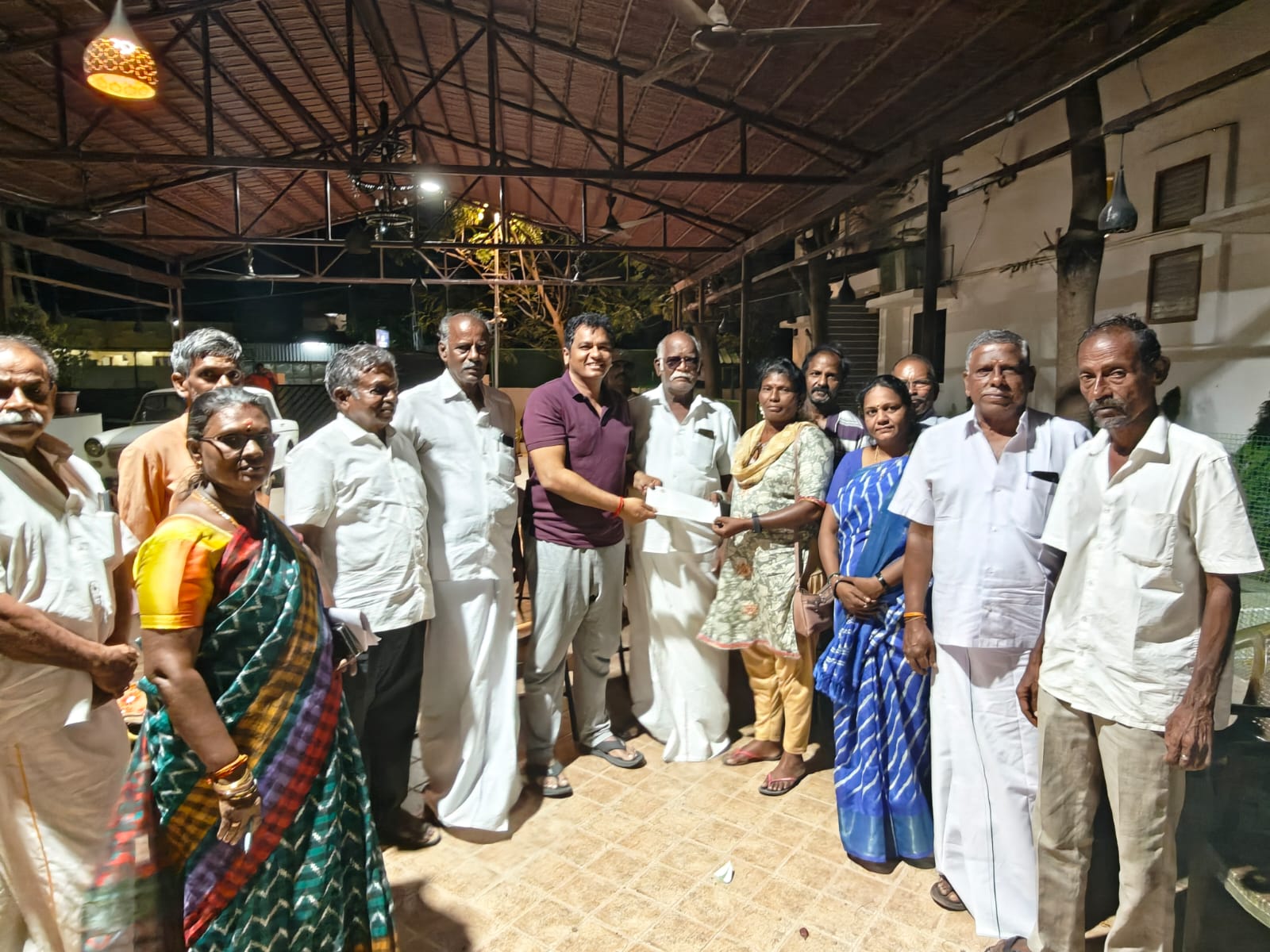 தூத்துக்குடி மாவட்ட மாணவர்களுக்கு கல்வி உதவித்தொகை: காங்கிரஸ் பெருமாள்சாமி வழங்கினார்!!
