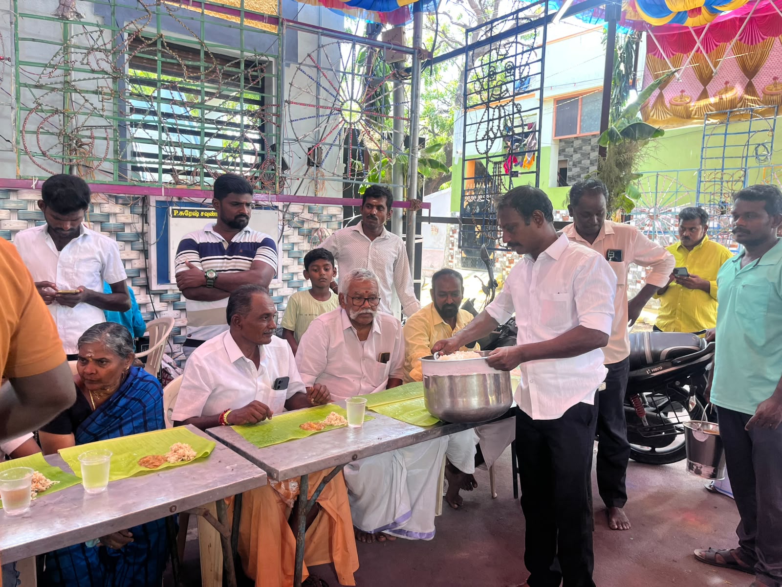 அமுதா நகர் ஆதிபிரம்ம சக்தி அம்மன் கோவில் கொடை விழா: அன்னதானத்தை தொடங்கி வைத்த திமுக கவுன்சிலர் சரவணகுமார்!!