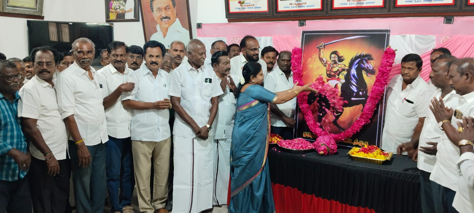 முன்னாள் அமைச்சர் கீதாஜீவன் தலைமையில் ஓண்டிவீரன் நினைவுநாள் மரியாதை: அதிக மதிப்பெண் பெற்ற மாணவிகளுக்கு ஊக்கத்தொகை, நினைவுப் பரிசு!!