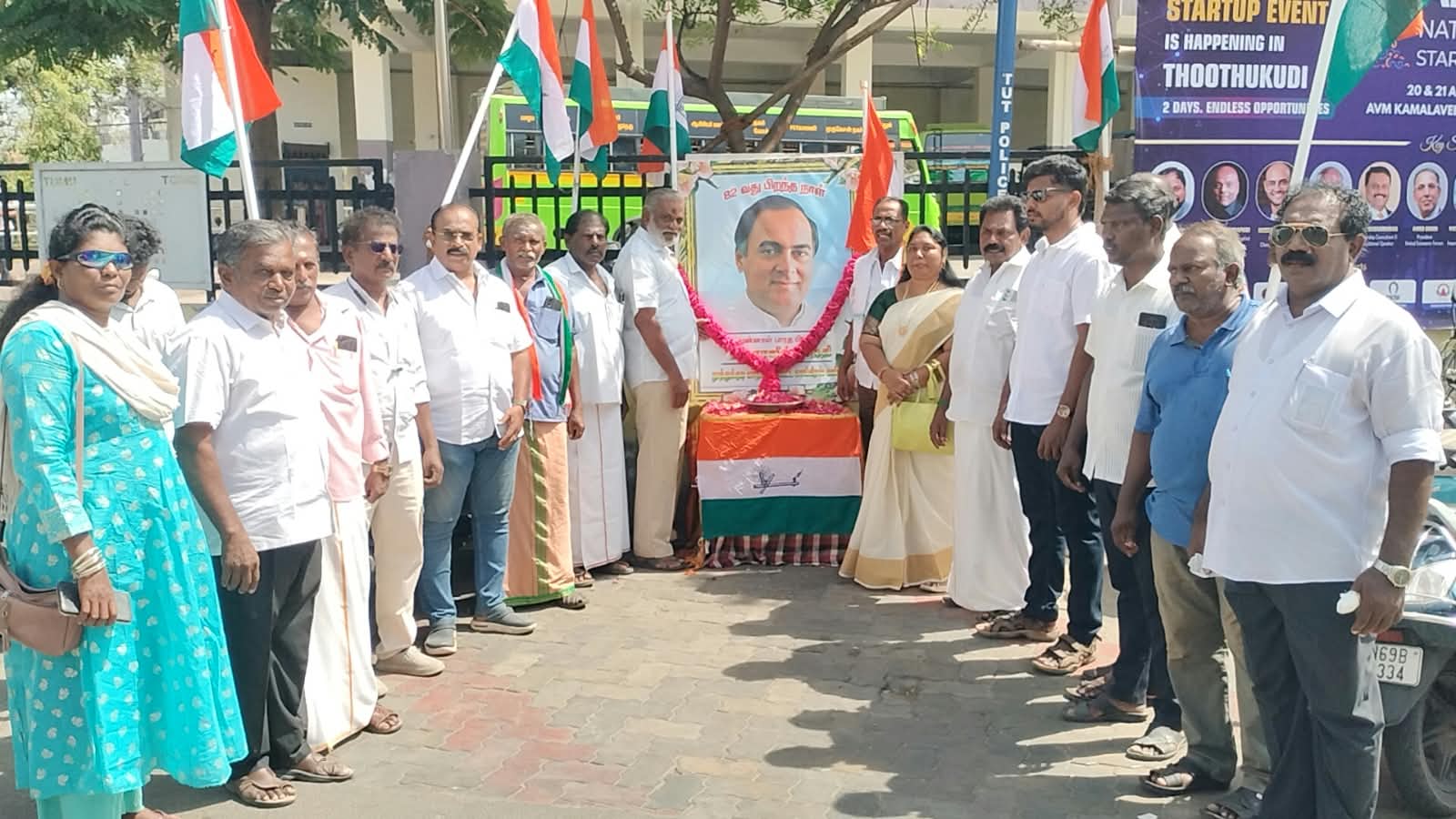 தூத்துக்குடியில் காங்கிரஸ் சார்பில் ராஜீவ்காந்தி 82-வது பிறந்தநாள் விழா திருவுருவப் படத்திற்கு மாலை அணிவித்து மரியாதை!!