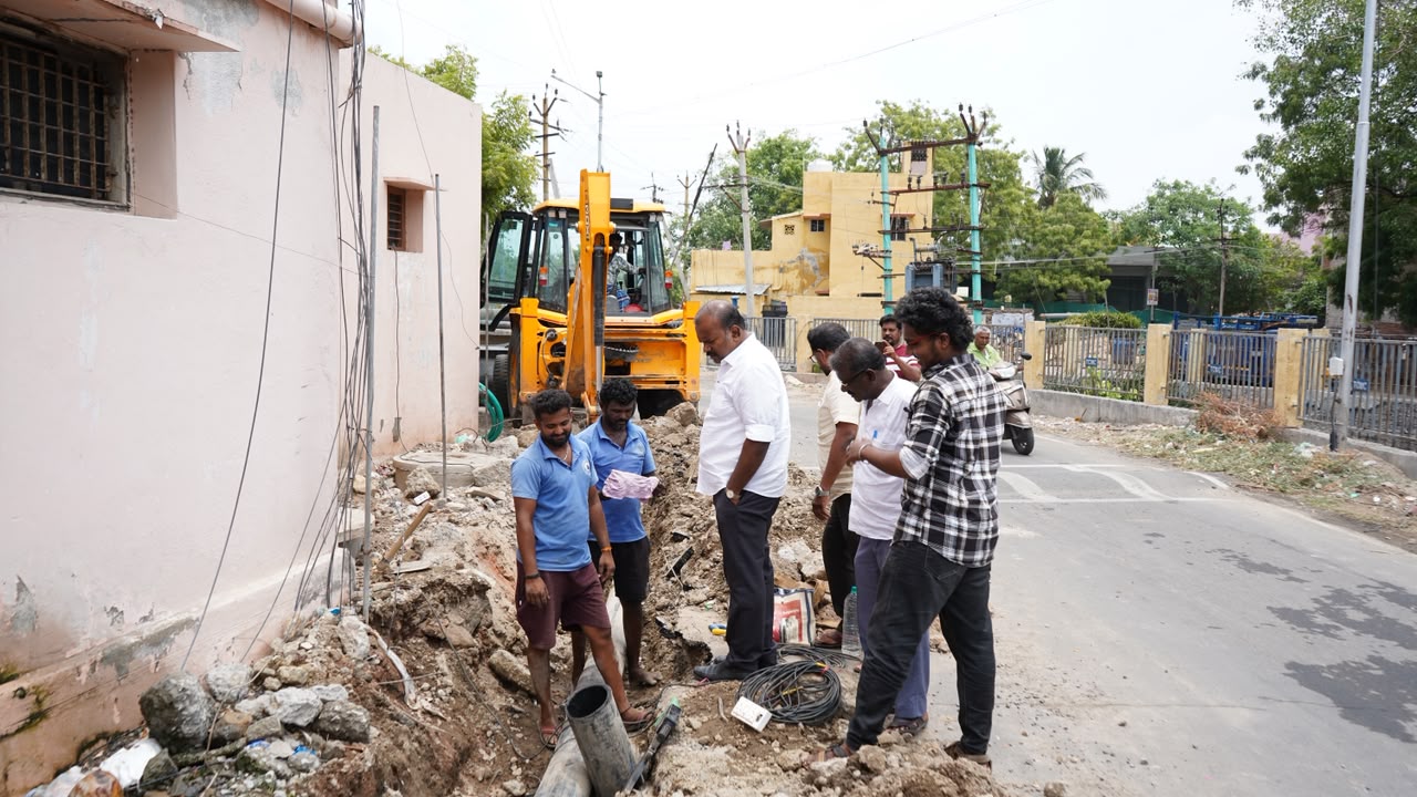 பக்கிள் ஓடை, ஆண்டாள் தெருவில் புதிய குடிநீர் குழாய் பணிகள்: மேயர் ஜெகன் பெரியசாமி ஆய்வு!!