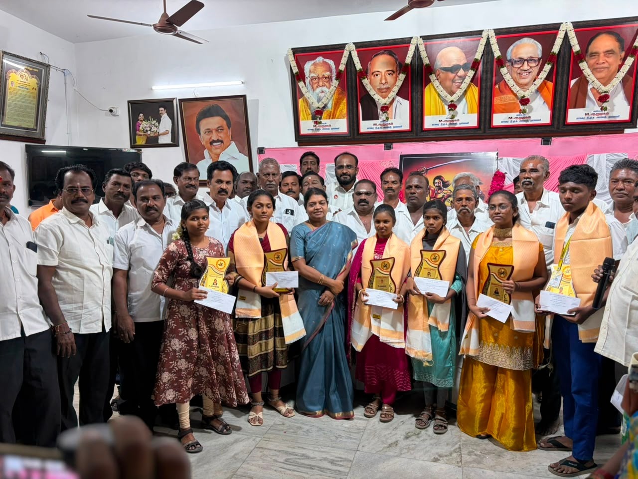 ஓண்டிவீரன் நினைவு நாளையொட்டி அதிக மதிப்பெண் பெற்ற மாணவிகளுக்கு ஊக்கத்தொகை முன்னாள் அமைச்சர் கீதாஜீவன் வழங்கினார்!!
