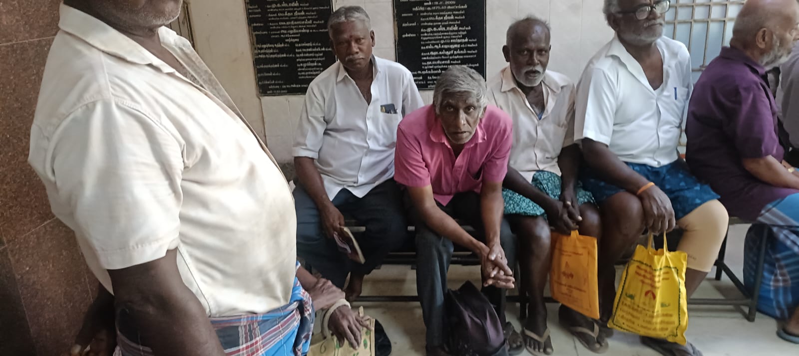 தூத்துக்குடி அரசு மருத்துவமனையில் நோயாளிகள் அவதி: வாகன நிறுத்துமிடம் பற்றாக்குறை, பாதுகாப்பின்மை, செவிலியர்களின் அணுகுமுறை குறித்து புகார்!!