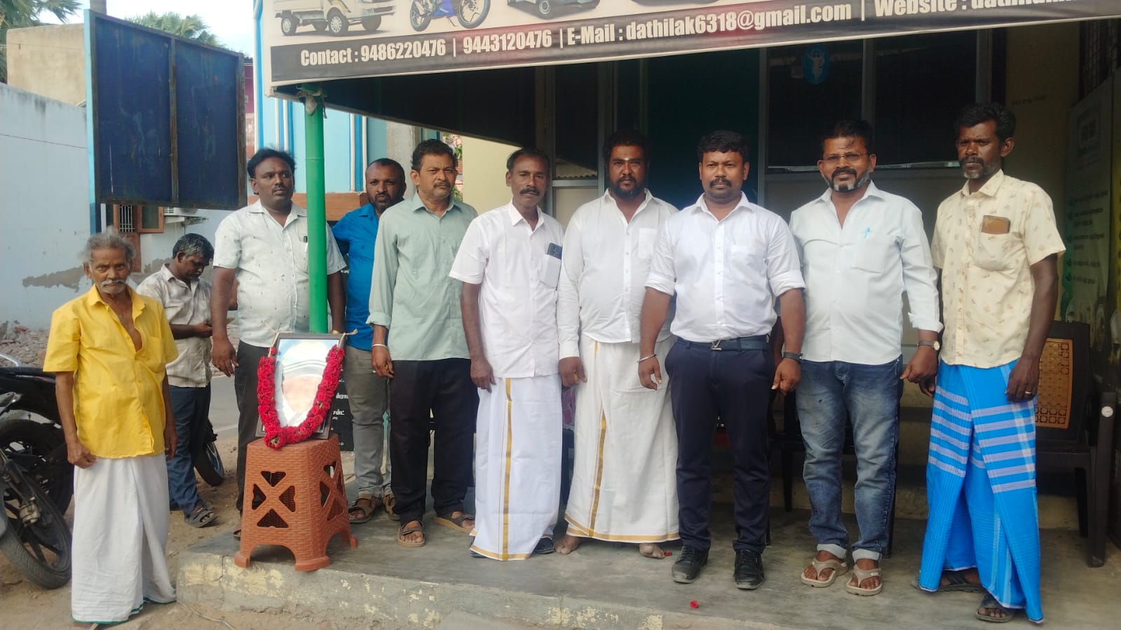 அன்னை தெரசா பிறந்த நாள்: அறக்கட்டளையின் 8-ம் ஆண்டு தொடக்க விழா — பொதுமக்களுக்கு இனிப்பு வழங்கி கொண்டாட்டம்!!
