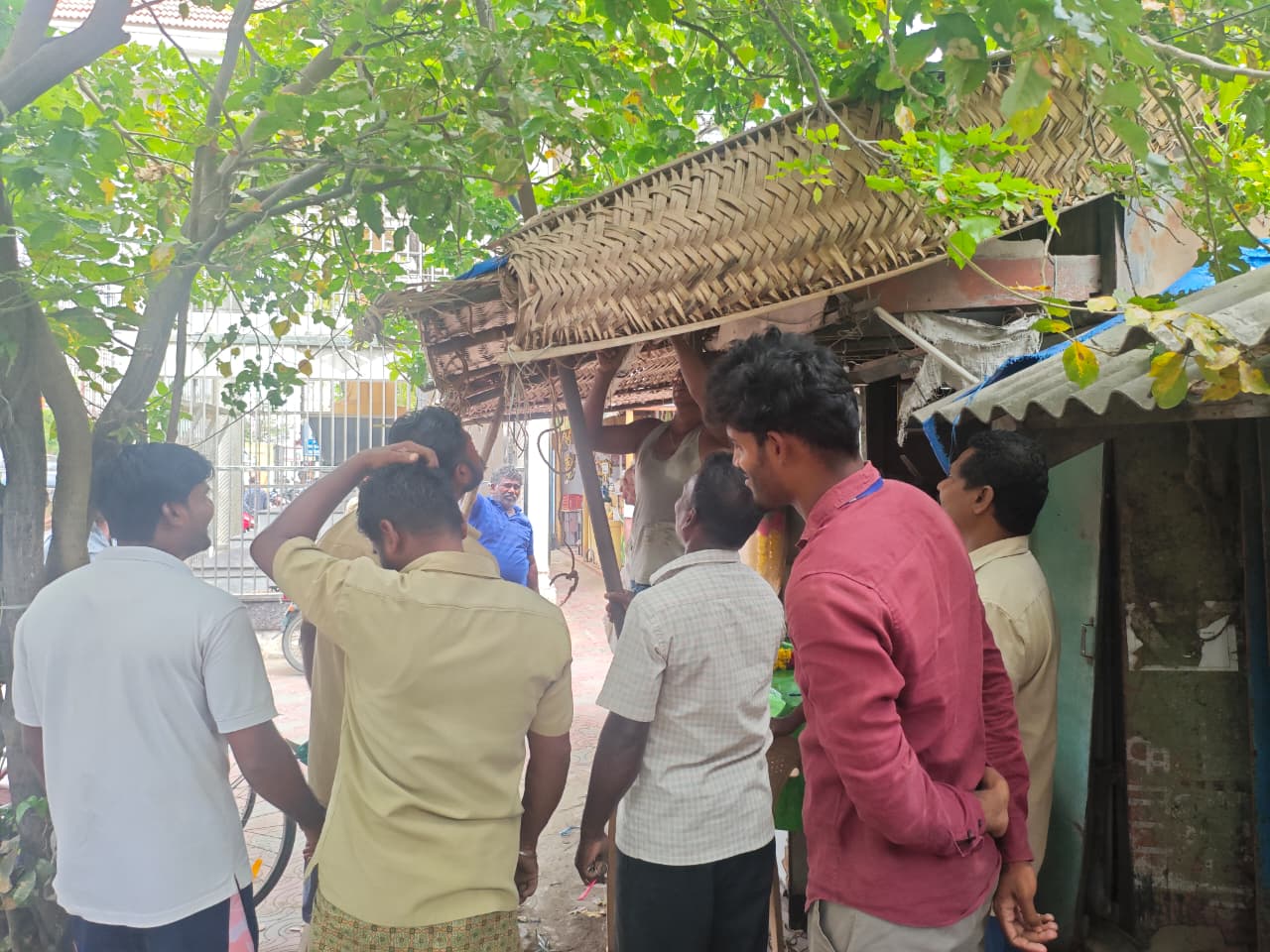 அனுமதிக்கப்பட்ட சாலையோர கடைகளும் திடீர் அகற்றம்: மாநகராட்சி நடவடிக்கையால் வியாபாரிகள் அதிருப்தி மேயர்–ஆணையர் அனுமதி வழங்கிய இடங்களிலேயே கடைகள் அகற்றப்பட்டதாக சாலையோர வியாபாரிகள் குற்றச்சாட்டு!!