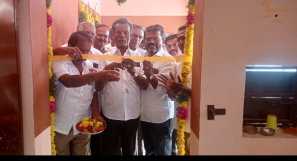 தூத்துக்குடி 3வது வார்டில் புதிய ரேஷன் கடை திறப்பு: கவுன்சிலர் ஆர். ரெங்கசாமி ரிப்பன் வெட்டி திறந்து வைத்தார்!!