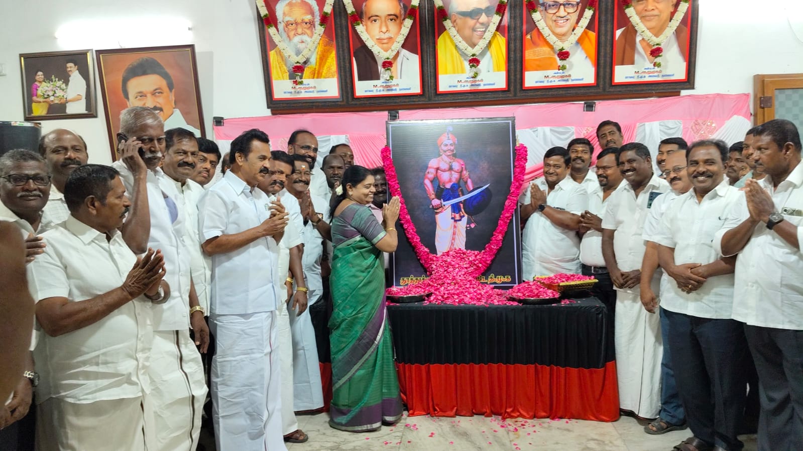 சுதந்திர போராட்ட வீரர் புலித்தேவன் 311வது பிறந்தநாள்: தூத்துக்குடியில் முன்னாள் அமைச்சர் கீதாஜீவன் மாலை அணிவித்து மரியாதை!!