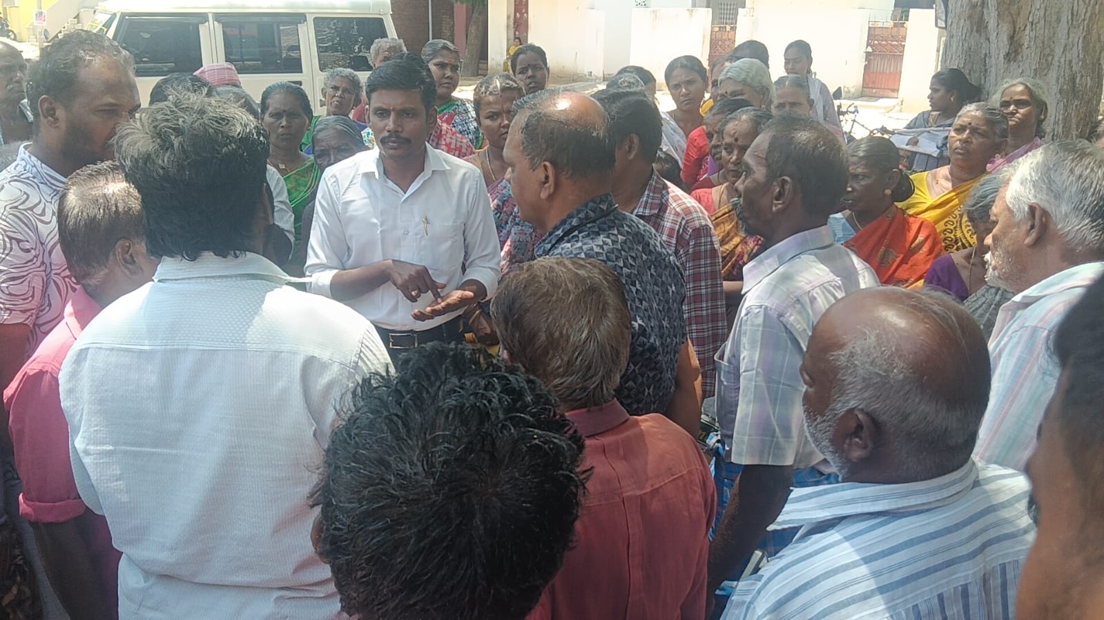 பசுவந்தனையில் ரேஷன் கடை அடைப்பு: பொதுமக்கள் காத்திருப்பு போராட்டம் – தாசில்தார் பேச்சுவார்த்தையில் தீர்வு!!