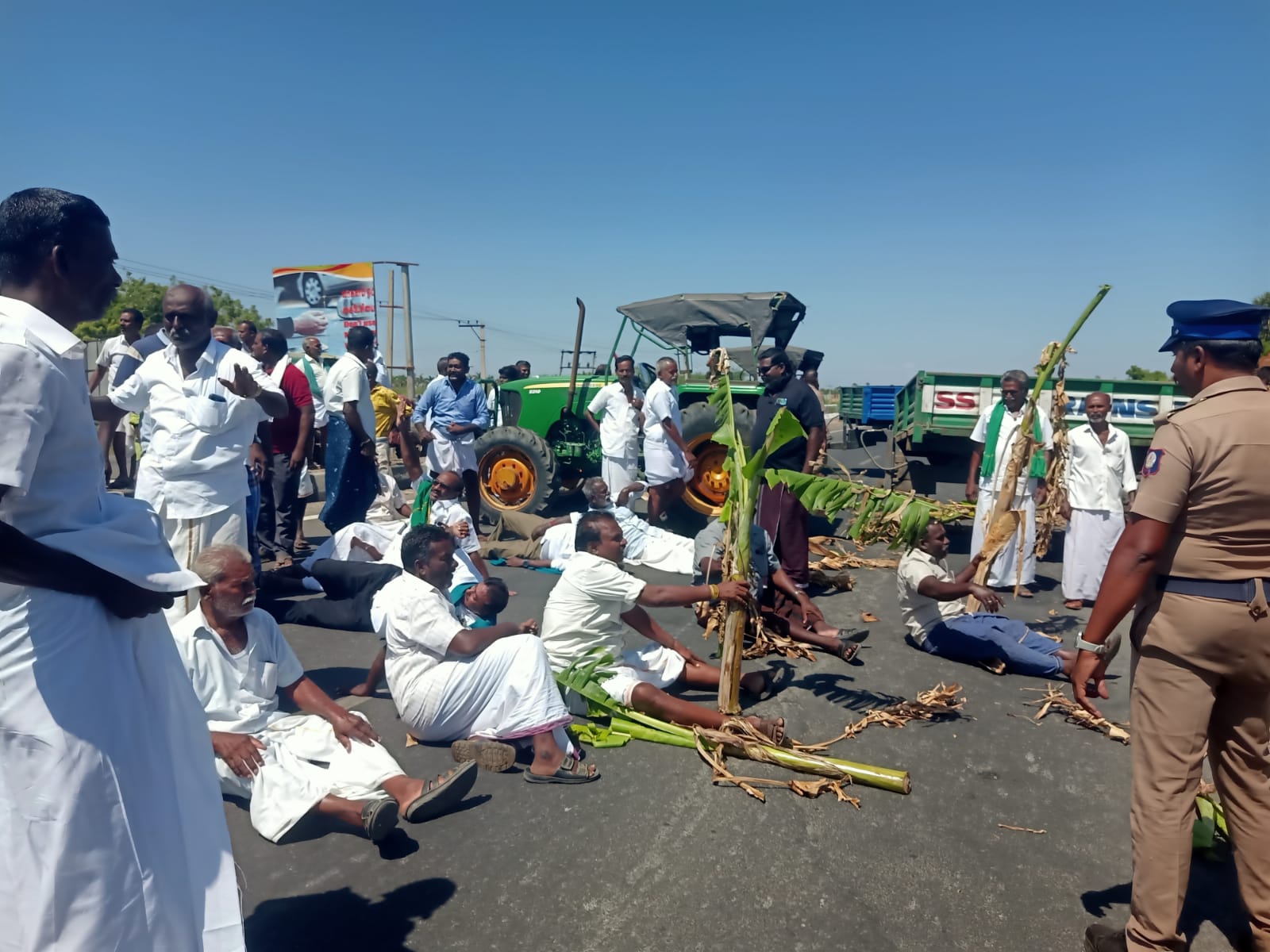 கடைமடை வரை தண்ணீர் திறக்கக் கோரி டிராக்டர், மாட்டு வண்டிகளுடன் விவசாயிகள் சாலை மறியல்!!