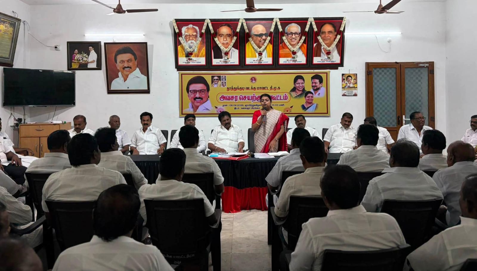 மு.க.ஸ்டாலின் வழிகாட்டுதலின்படி அனைவரும் ஒற்றுமையாக பணியாற்ற வேண்டும் – தூத்துக்குடி செயற்குழு கூட்டத்தில் மாவட்ட செயலாளர் கீதாஜீவன் பேச்சு!!