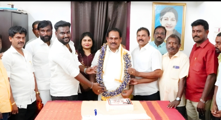 முன்னாள் அமைச்சர்  பிறந்தநாள்: சாக்லேட் மாலை அணிவித்து அதிமுகவினர் வாழ்த்து!!