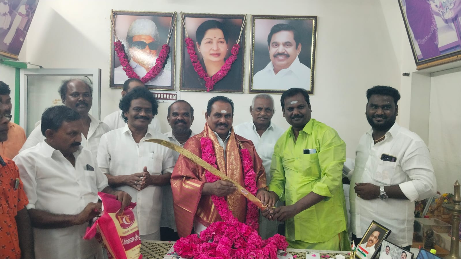 மாவட்ட செயலாளர் எஸ்.பி. சண்முகநாதன் பிறந்தநாள்: வீர வாள் வழங்கி பகுதி செயலாளர் ஜெய்கணேஷ் வாழ்த்து!!