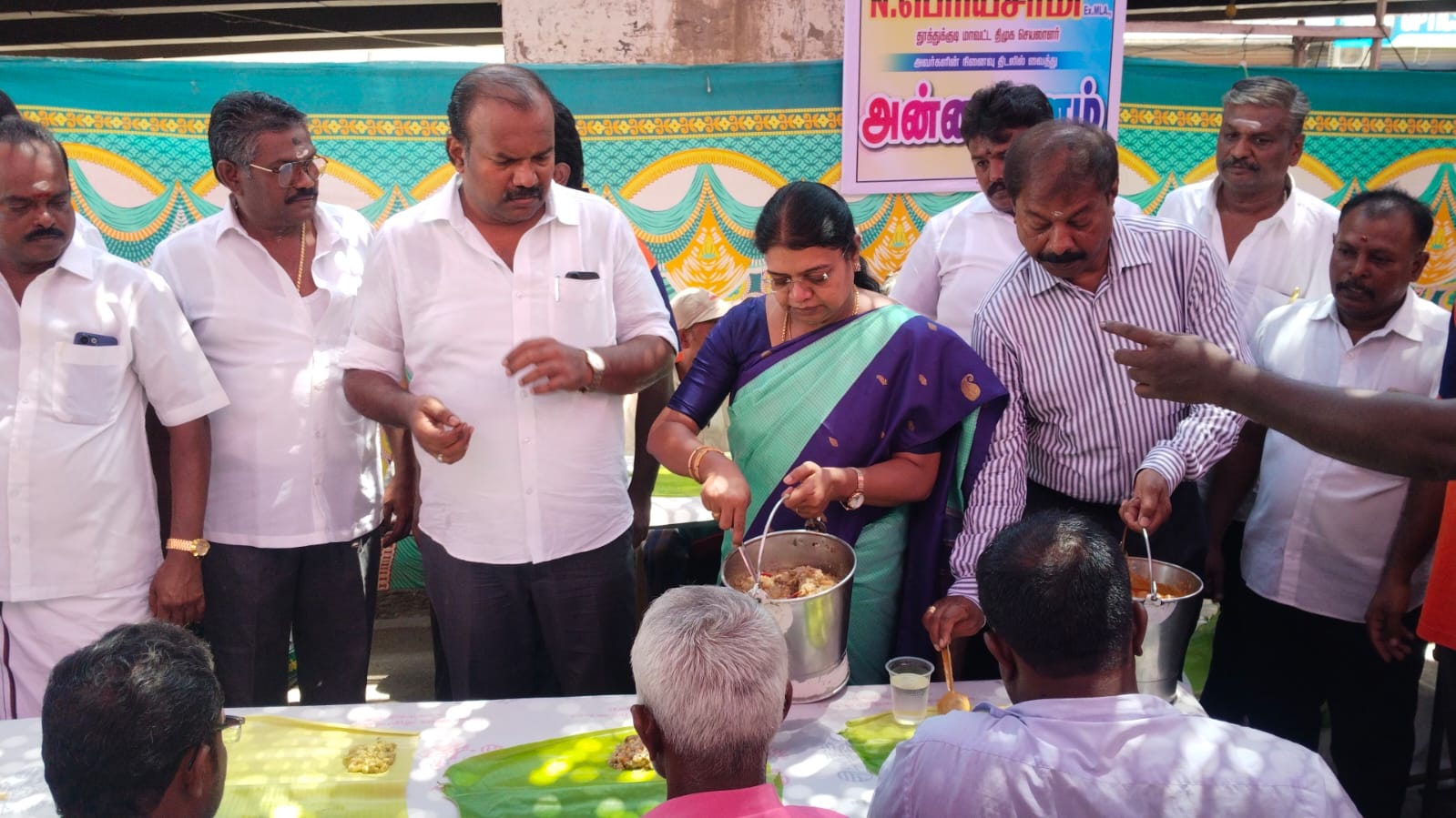 போத்தி விநாயகர் கோவில் அன்னதானத்தை தொடங்கி வைத்த திமுக வடக்கு மாவட்ட செயலாளர் கீதாஜீவன், மேயர் ஜெகன் பெரியசாமி!!