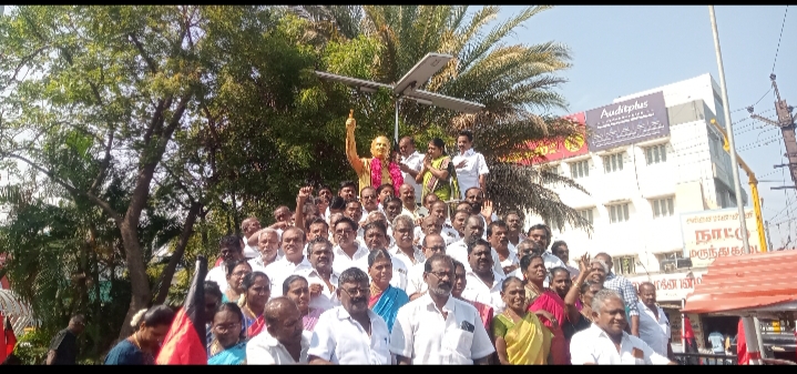 அண்ணா 118வது பிறந்தநாள்: தூத்துக்குடியில் சிலைக்கு மாலை அணிவித்து மரியாதை!!