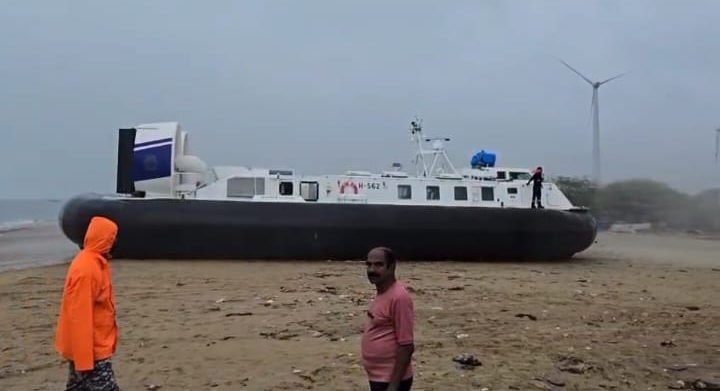 தூத்துக்குடிக்கு வந்த ஹோவர்கிராஃப்ட் கப்பல்! கடலிலும், மணலிலும் சர்வ சாதாரணமாகச் செல்லும் அதிசய வாகனம் – நேரில் கண்டு வியந்த ராஜா ஸ்டாலின்!!